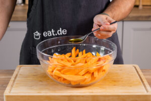 Öl zu den Süßkartoffeln geben.