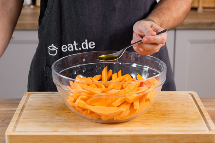 Öl zu den Süßkartoffeln geben.