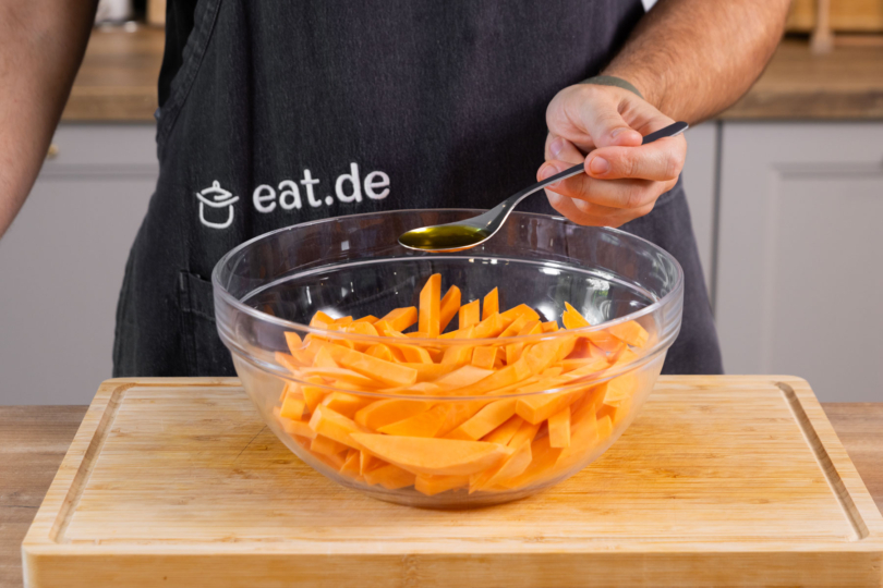 Öl zu den Süßkartoffeln geben.