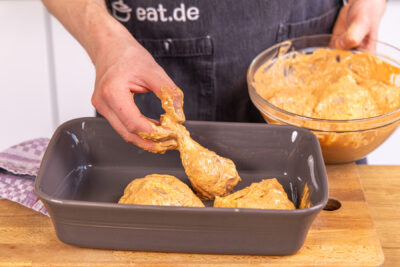 Tandoori Chicken in die Form geben & im Ofen backen