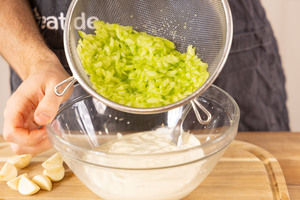 Gurke in Joghurt geben.