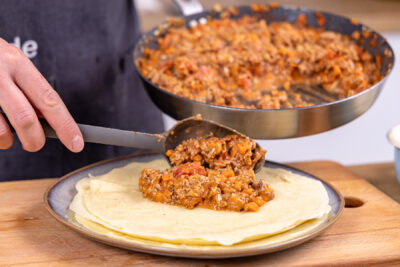 Füllung auf Pfannkuchen verteilen