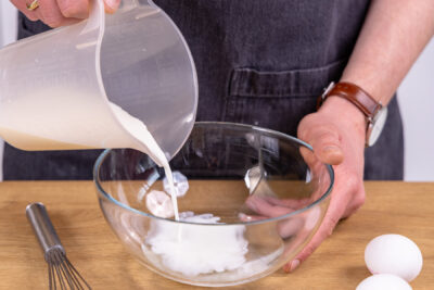 Milch in Schüssel gießen