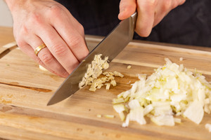 Knoblauch hacken.