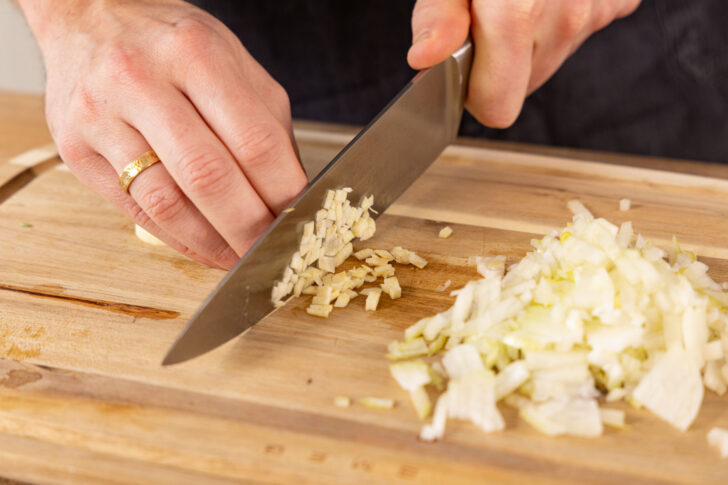 Knoblauch hacken.