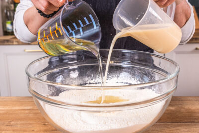 Milch und Öl dazugeben