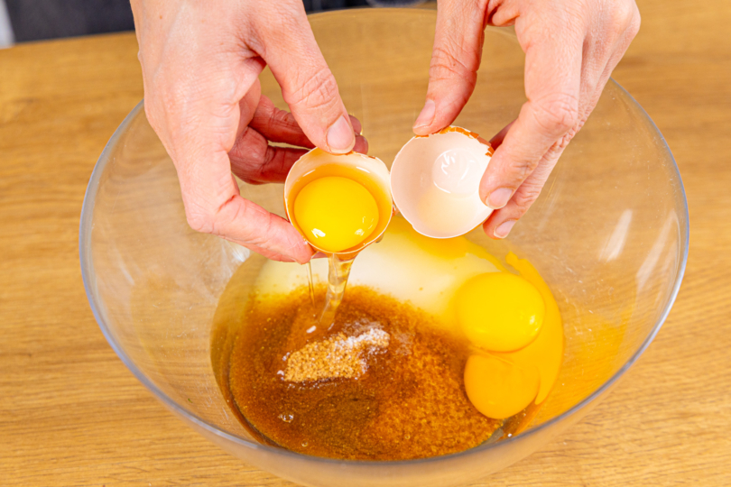 Eier in die Schüssel geben