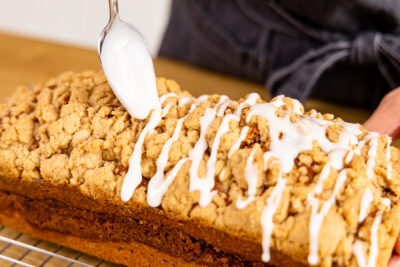 Glasur über das Zimt-Strudel Bananenbrot geben