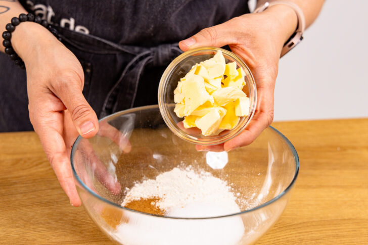 kalte Butter zu trockenen Zutaten geben