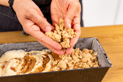 Streusel aufs Zimt-Strudel Bananenbrot geben
