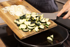 Zucchini anbraten.