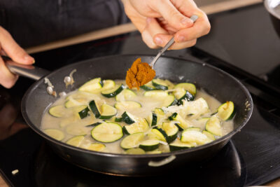 Currypaste dazugeben.