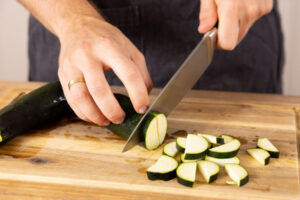 Zucchini schneiden.
