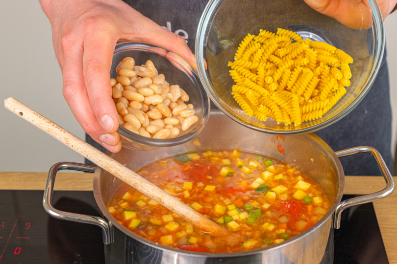 Bohnen und Fusilli dazugeben
