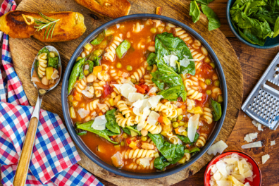 Die beste italienische Minestrone mit Parmesan serviert