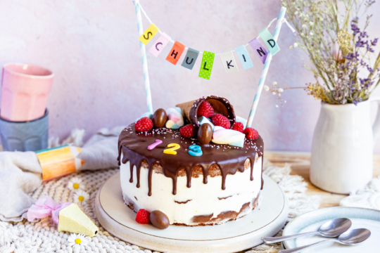 Bunte Torte zur Einschulung
