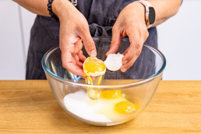Eier mit Salz und Zucker aufschlagen