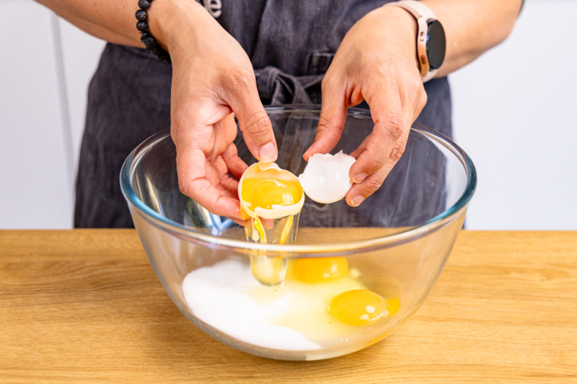 Eier mit Salz und Zucker aufschlagen