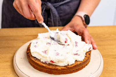Hälfte der Tortencreme auf Boden verstreichen