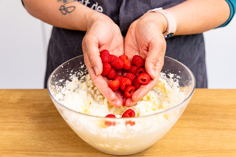 Himbeeren unter Tortencreme heben