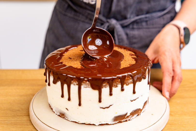 Schoko-Drip auf der Torte auftragen