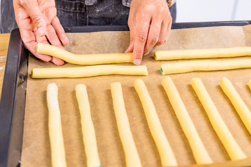 Buntstift Kekse auf das Blech legen