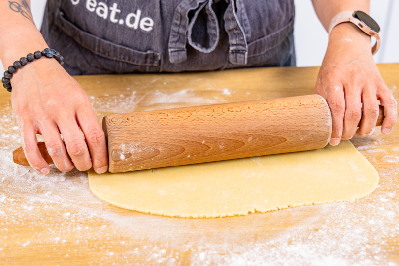 Restlichen, ungefärbten Teig ausrollen