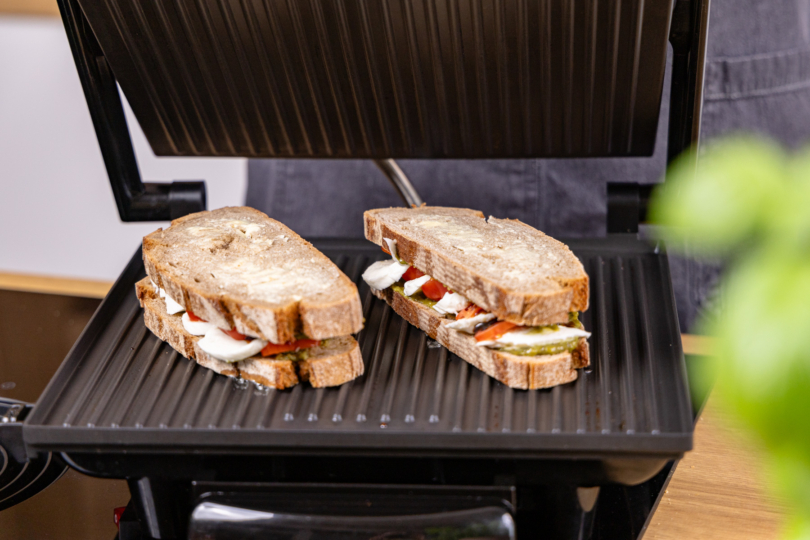 Caprese Grilled Cheese Sandwich in Kontaktgrill legen