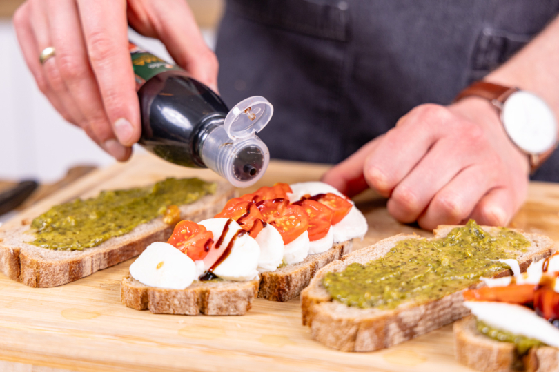 Balsamico-Creme darüber verteilen