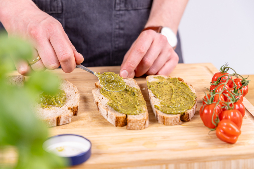 Brot mit Pesto einstreichen
