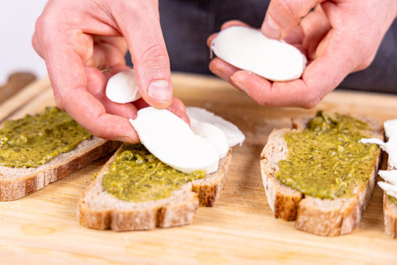 mit Mozzarella belegen