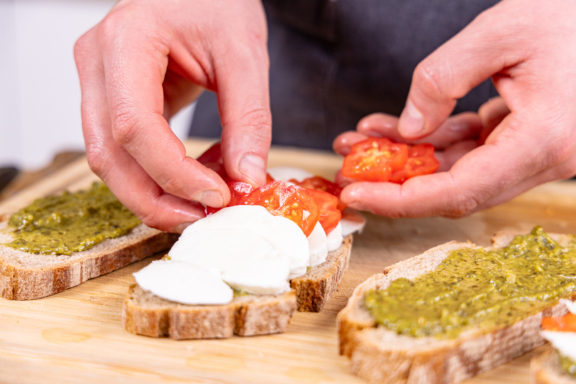 mit Tomaten belegen