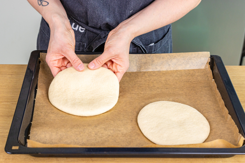 Teigfladen auf Backblech platzieren