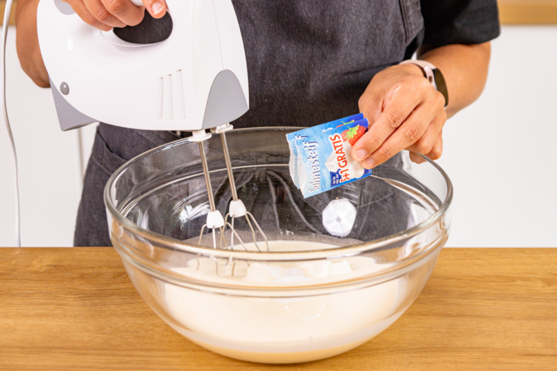 Zutaten für die Creme mit Sahnesteif aufschlagen