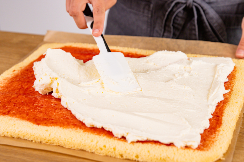 Creme auf dem Biskuit gleichmäßig verstreichen