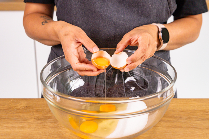 Eier mit Salz und Zucker aufschlagen