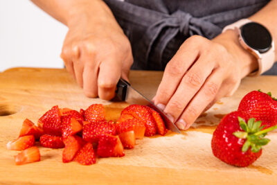 Erdbeeren in kleine Würfel schneiden