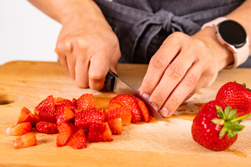 Erdbeeren in kleine Würfel schneiden