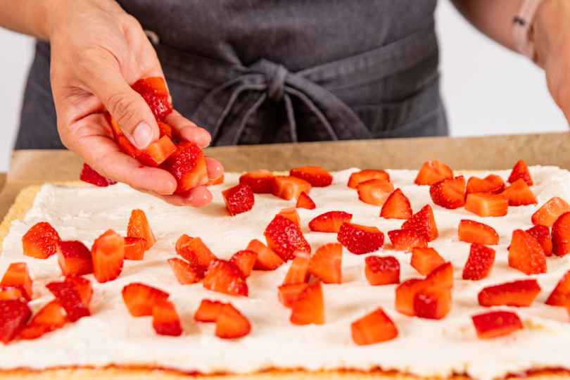 Erdbeeren gleichmäßig auf der Creme verteilen