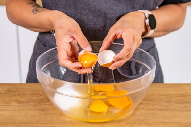 Eier mit Zucker und Salz in Rührschüssel geben