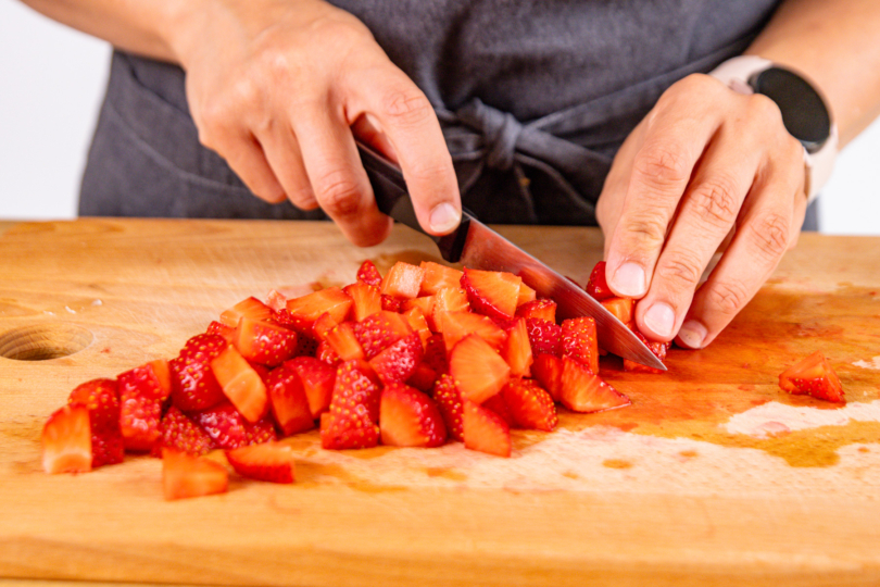Erdbeeren in Würfel schneiden