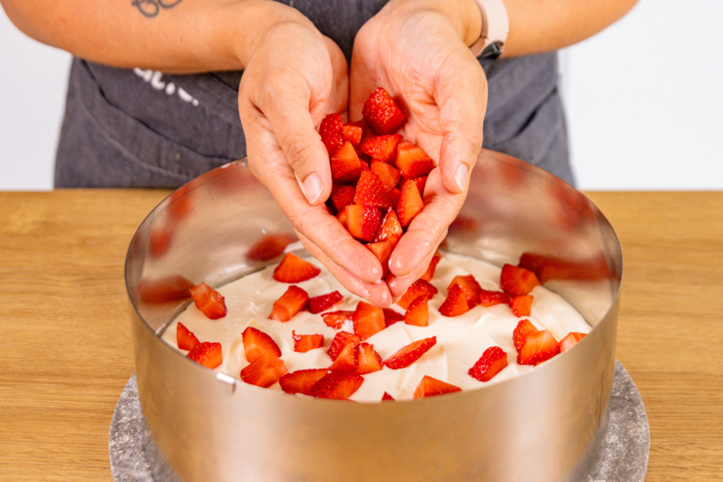 Erdbeeren gleichmäßig auf der Creme verteilen