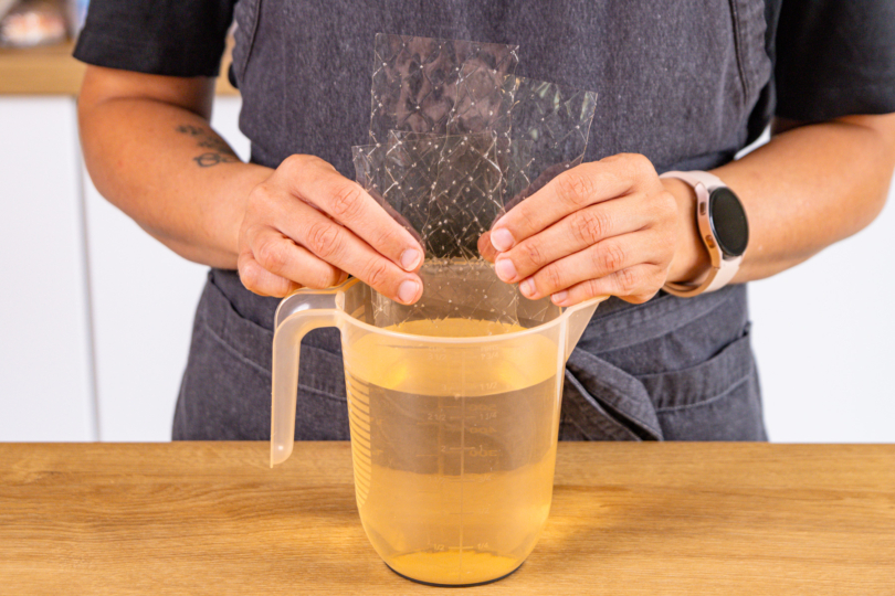 Gelatine in kaltem Wasser einweichen
