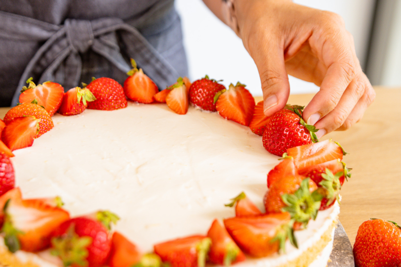 Erdbeer-Ricotta-Torte mit Erdbeeren dekorieren