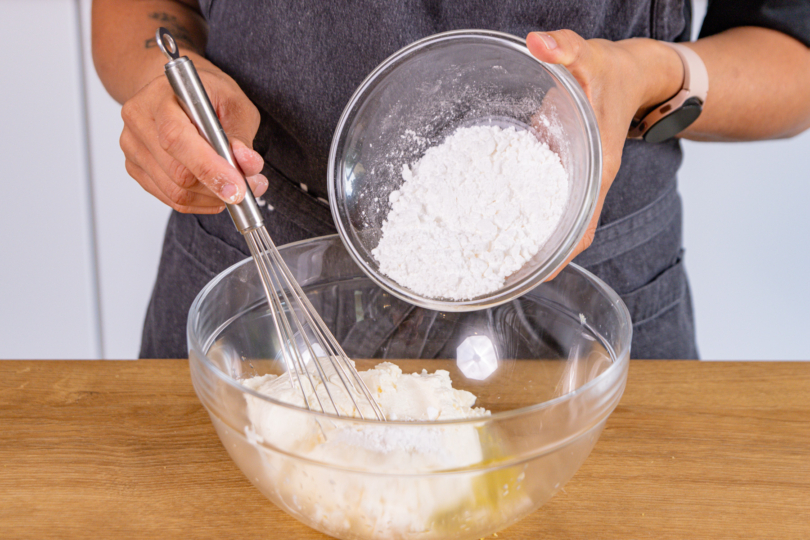 Ricotta mit Zitrone und Zucker verrühren