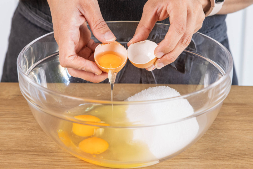 Eier in die Schüssel geben