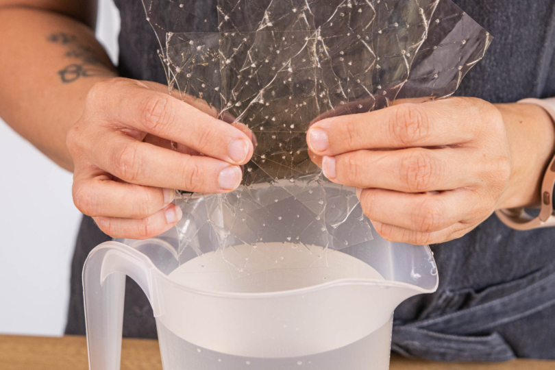 Gelatine in kaltes Wasser geben