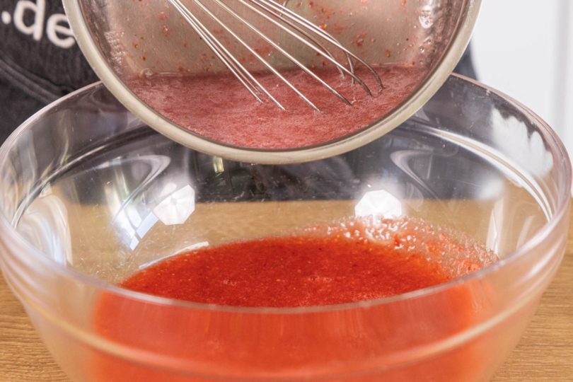 Erdbeer-Gelatine-Mischung zum Erdbeerpüree geben