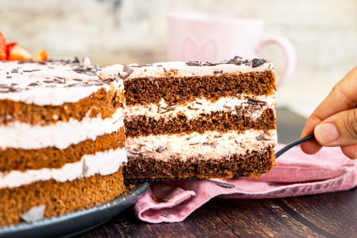 Erdbeer-Stracciatella-Torte nah