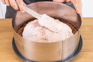 Erdbeercreme auf dem Boden verteilen